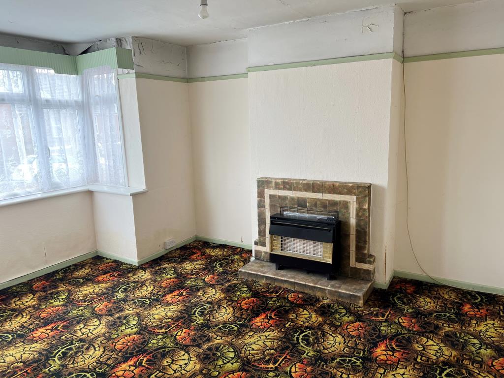 Lot: 127 - SEMI-DETACHED THREE-BEDROOM HOUSE IN NEED OF IMPROVEMENT - Internal view of living room